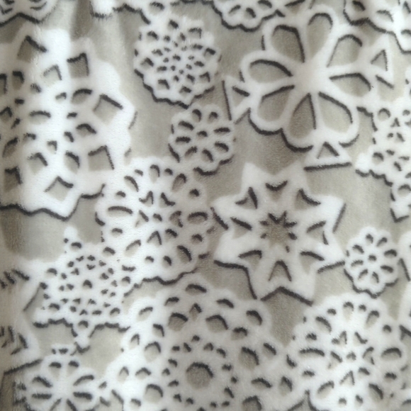 ❌SOLD❌Kate Spade Paper Snowflake Fleece Throw HTF - Picture 3 of 7